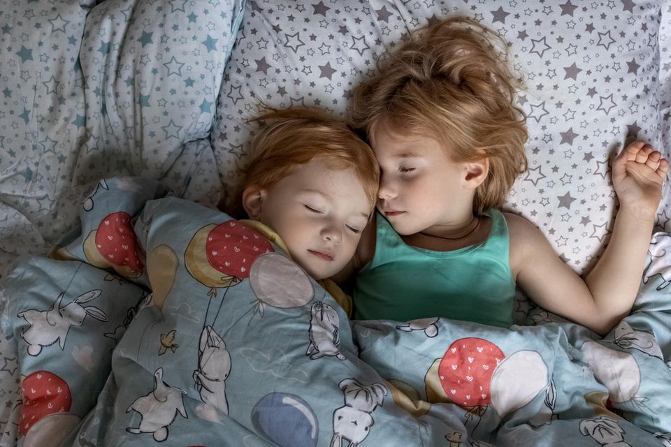 Kinder kuscheln im Bett
