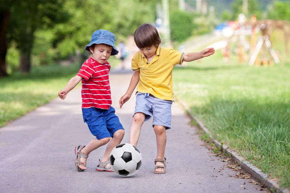 Zwei Jungs spielen Fußball