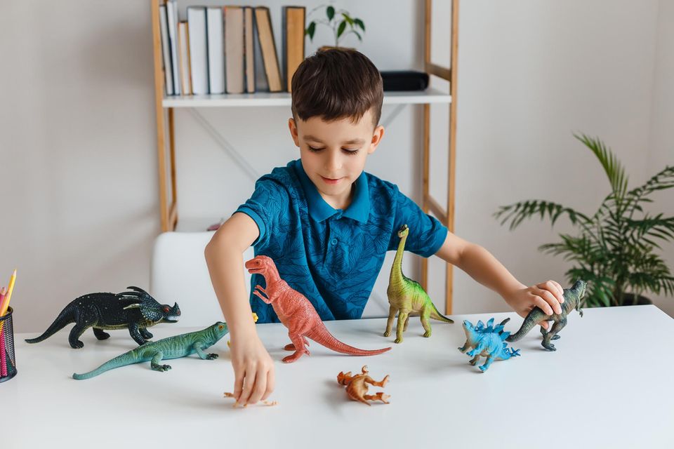 Kind spielt mit Dinos