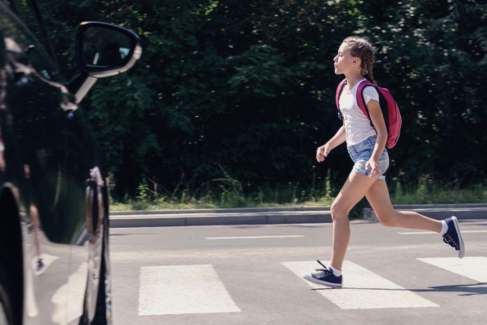 Mädchen läuft über die Straße