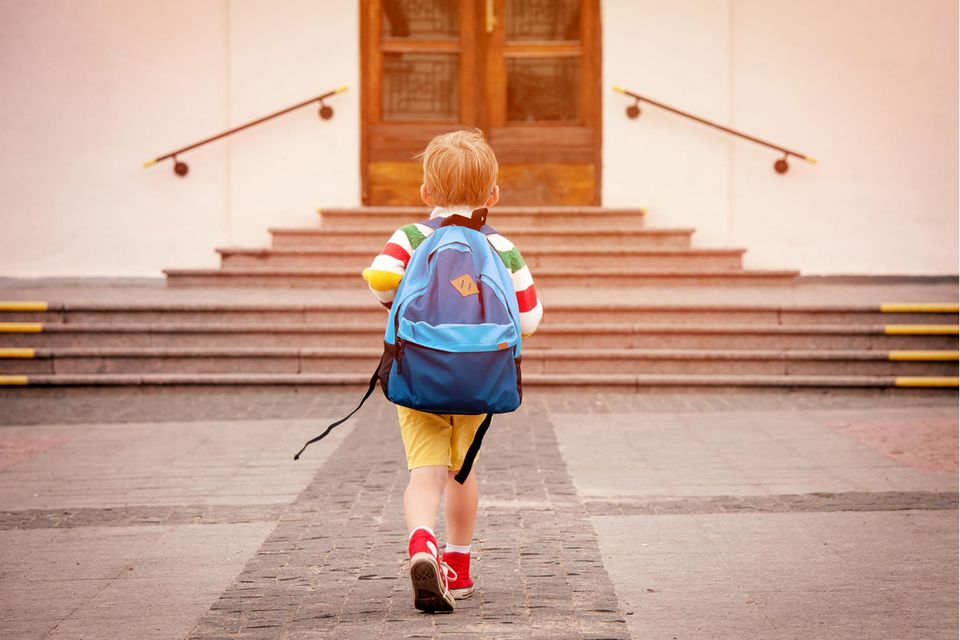 Junge läuft zur Schule