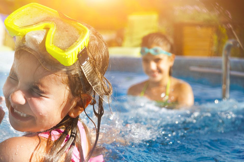 Kinder spielen im Wasser im Schwimmbad