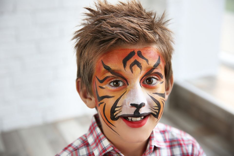 Tiger schminken: Junge mit Tiger Make-up