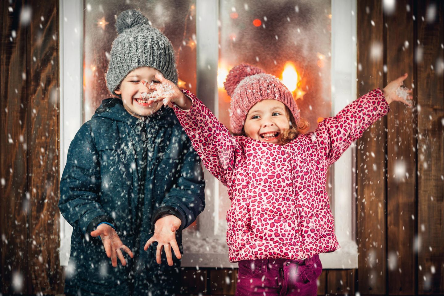 Zwei Kinder glücklich im Schnee
