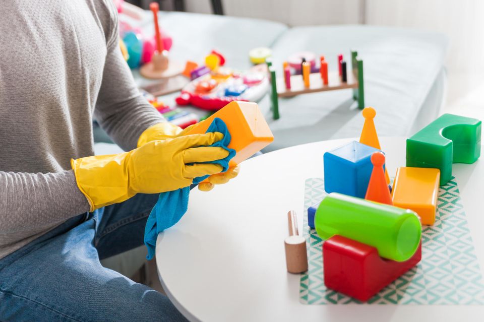 Papa säubert Spielsachen Papa säubert Spielsachen