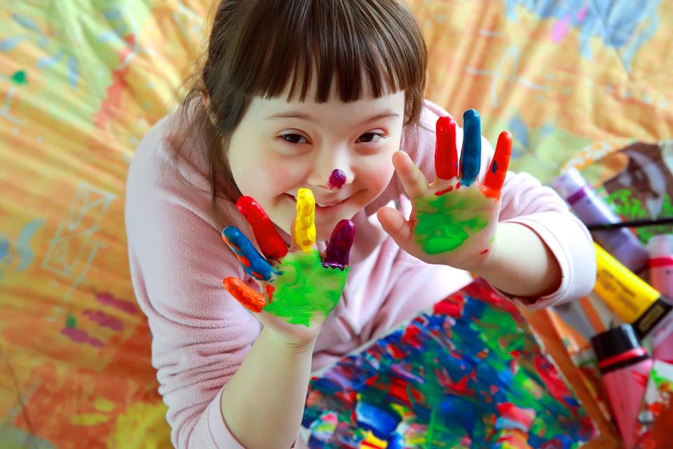 Mädchen malt mit Fingerfarben