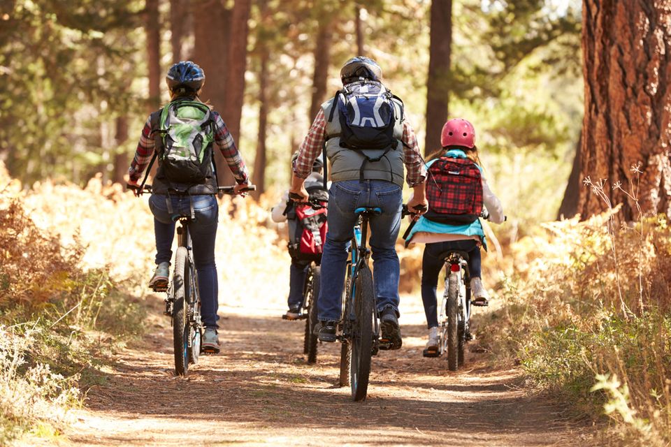 Familie fährt gemeinsam Fahrrad