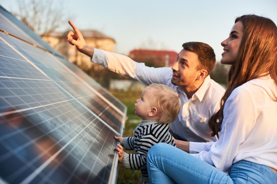 Familie vor einer Solaranlage
