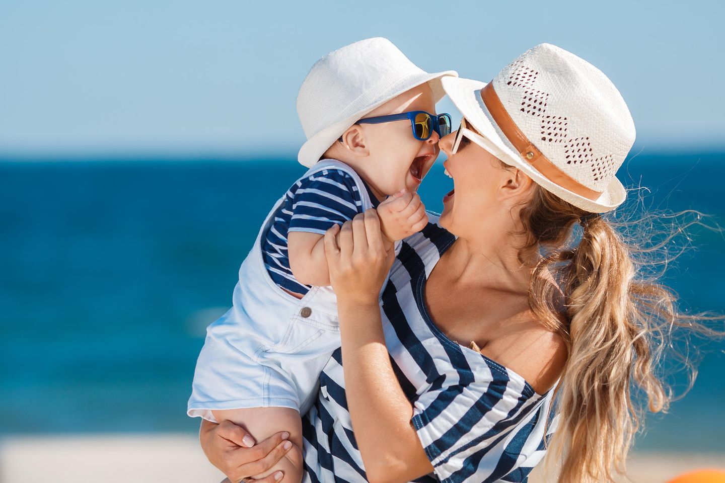 Baby und Mama albern im Sommer mit leichter Kleidung rum