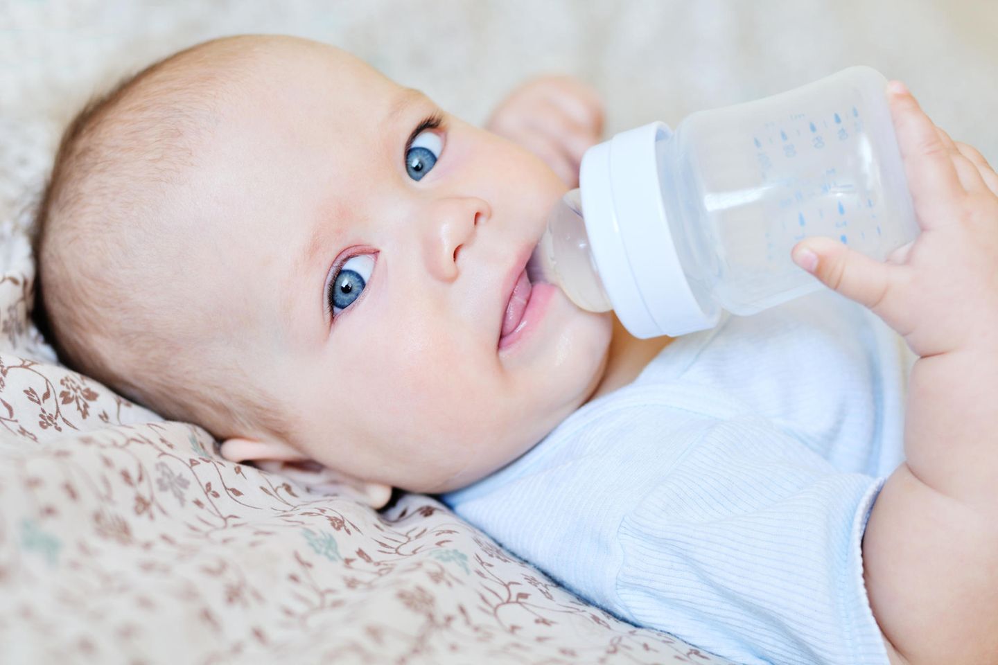 Baby trink Wasser aus einer Flasche