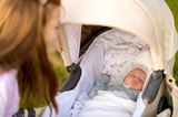 Baby schläft im Kinderwagen im Sommer