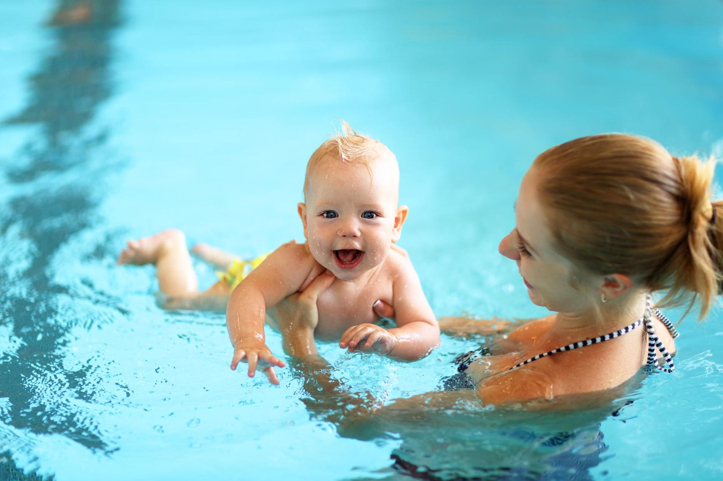 Baby schwimmt mit Mama im Pool