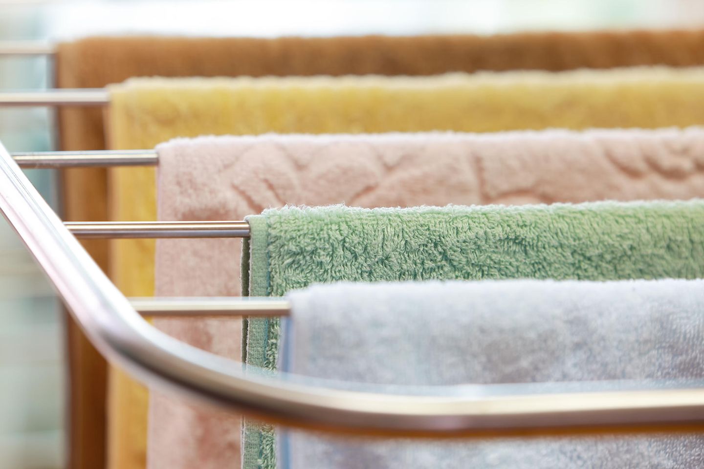 Handtücher hängen auf dem Wäscheständer