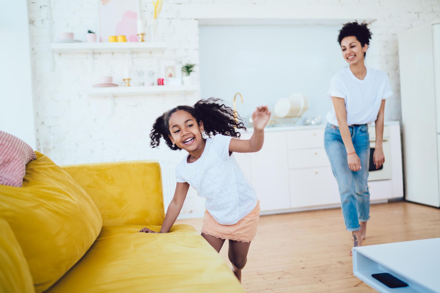 Parenting Index: Frau und Kind tollen herum