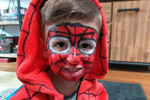 Kleiner Junge in Spiderman-Kostüm mit Make-up