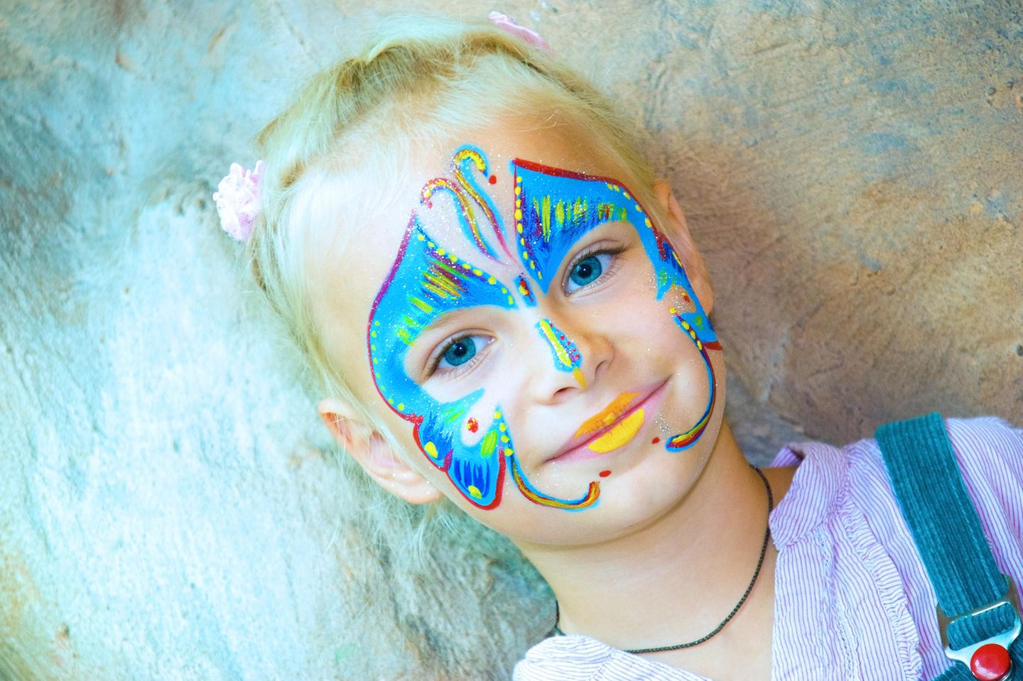 Schmetterling schminken: Mädchen mit Schmetterling Make-up