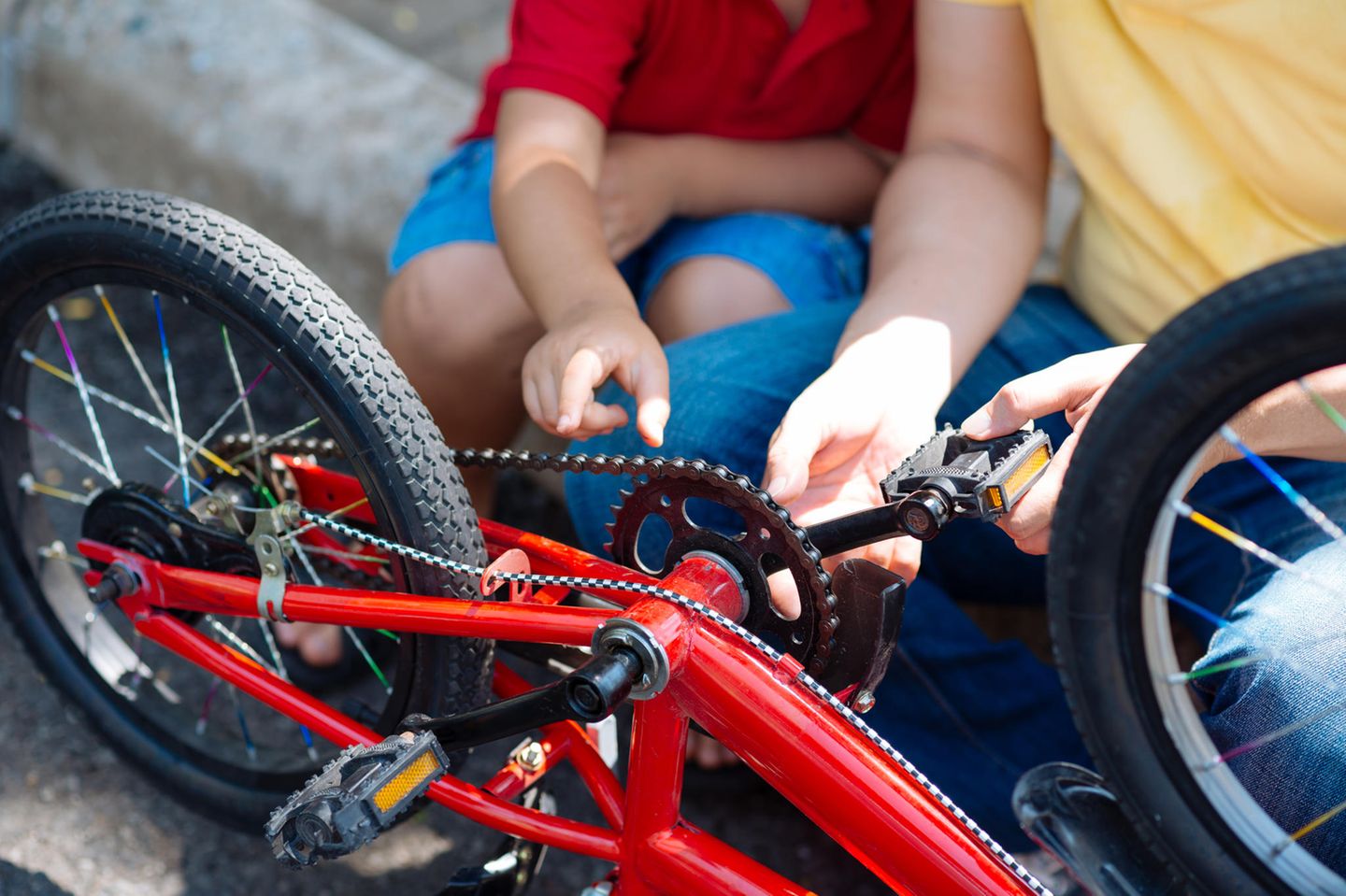 Mutter und Kind reparieren ein Fahrrad