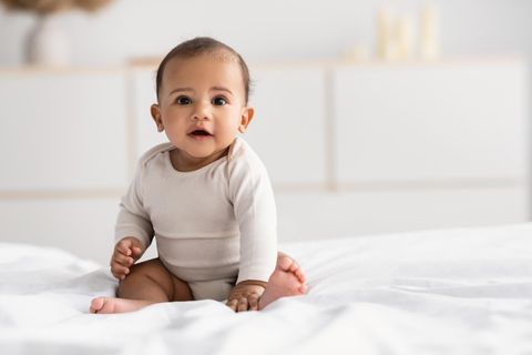 Wie ändert sich das Leben durch ein Baby: Baby sitzt auf Bett