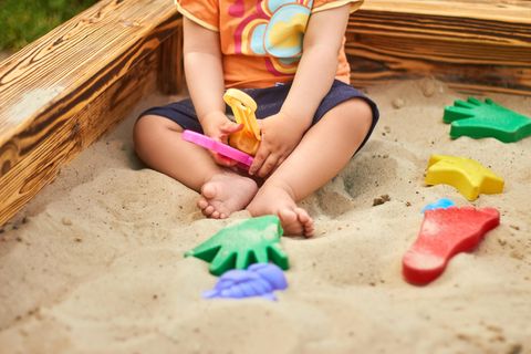Frankfurt: Kind sitzt im Sandkasten
