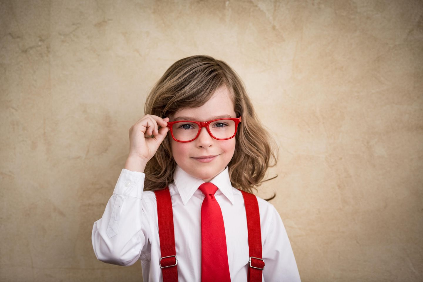 Horoskop: Kind mit Brille und Hosenträgern