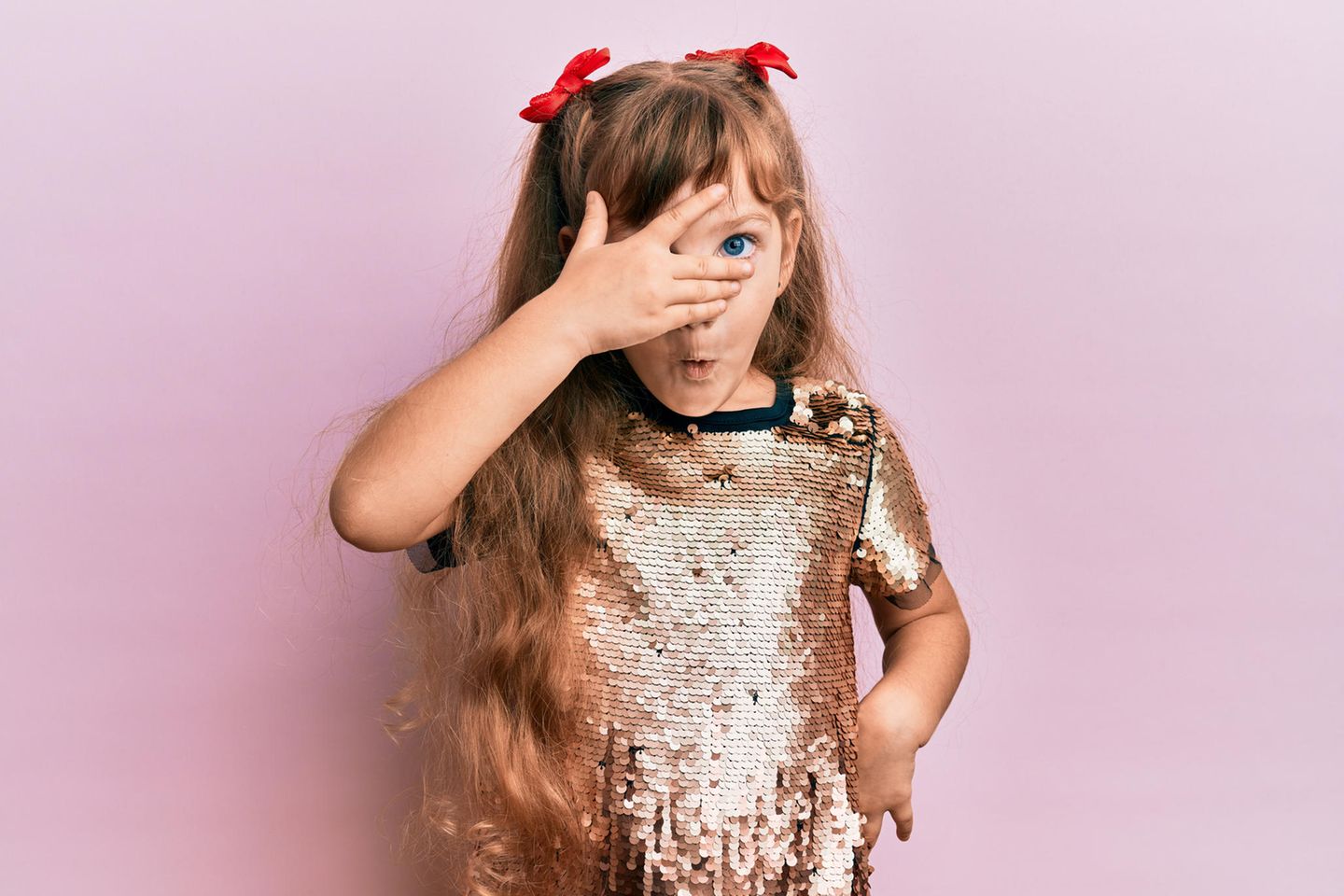 Wie reagieren Kinder, wenn sie aufgeklärt werden: Kind hält Hand vor Gesicht