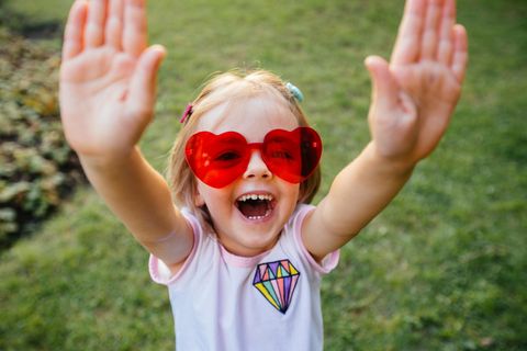 55. Jubiläum von ELTERN: Glückliches Mädchen mit Sonnenbrille