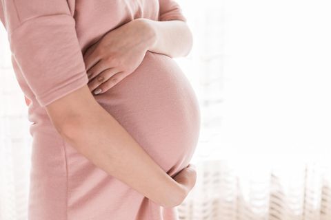Coronavariante: Schwangere hält sich ihren Bauch
