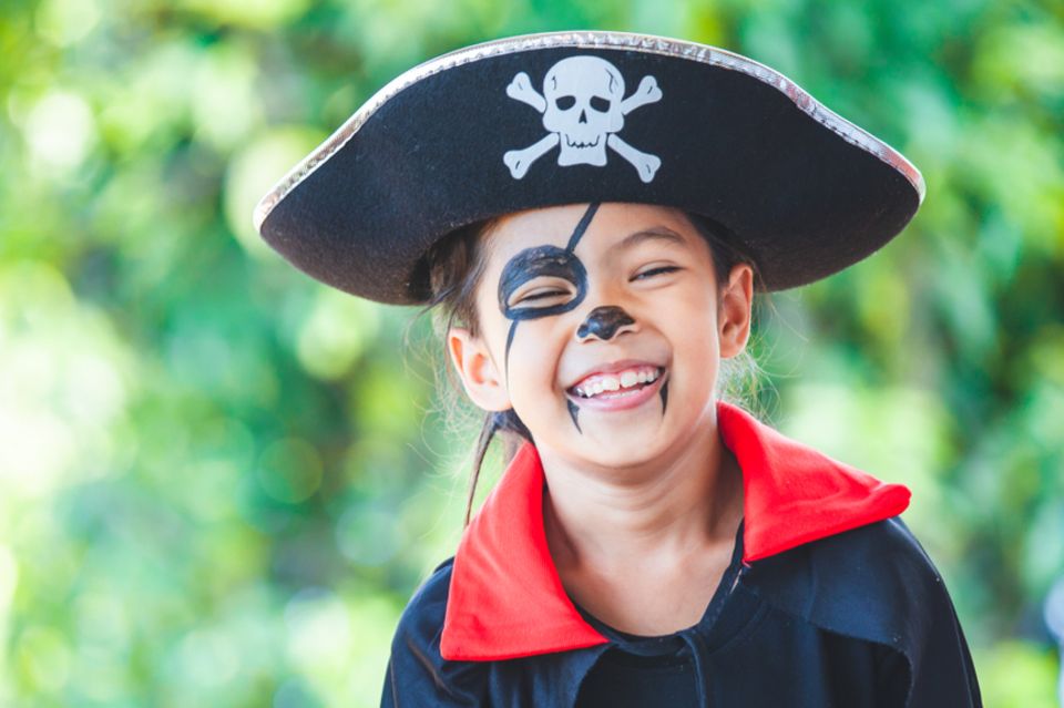 Pirat schminken: Kind geschminkt als Pirat