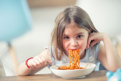 Kleines Mädchen isst Spaghetti