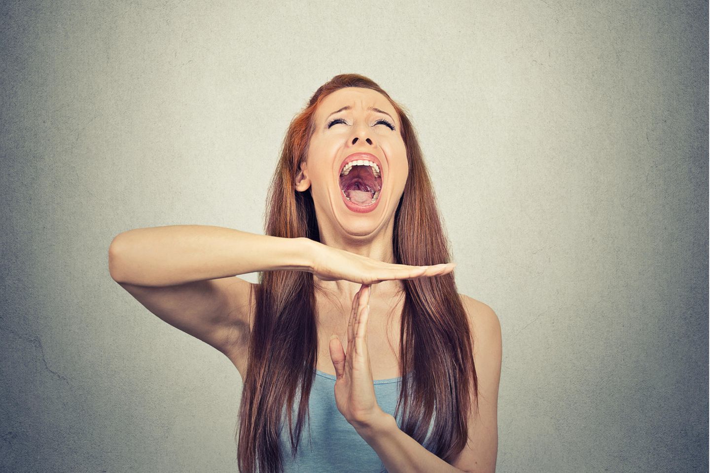 Schreiende Frau fordert ein Time Out
