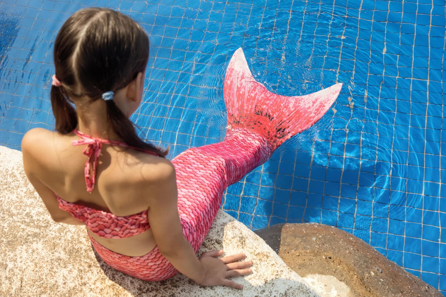 Meerjungfrau schminken: Mädchen im Meerjungfrau-Kostüm