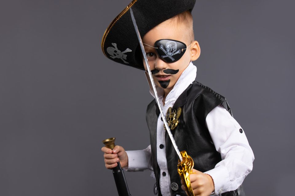 Pirat schminken: 3 schnelle Anleitungen für den Piraten-Look