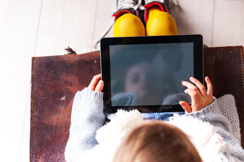 Medienmonitor 2021: Kind hat Tablet auf dem Schoß