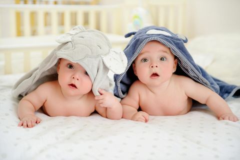 Zwillingsbabies unter Decke