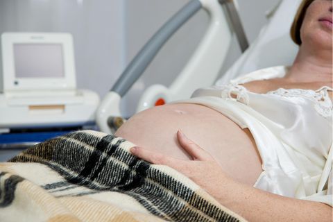 Schwangere Frau in Krankenhausbett