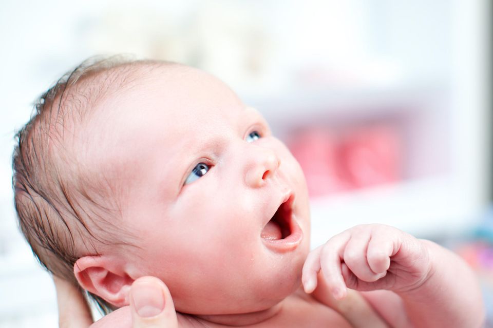 Kortisoneinsatz bei Kindern: Neugeborenes Baby wird gehalten