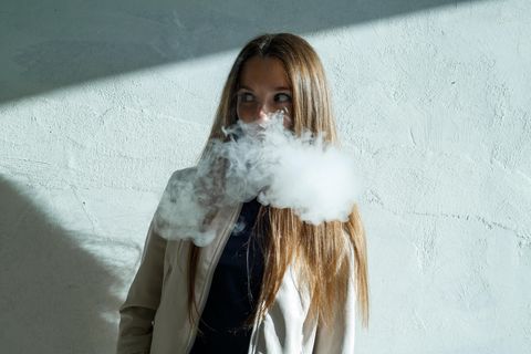 Junges Mädchen raucht eine Zigarette