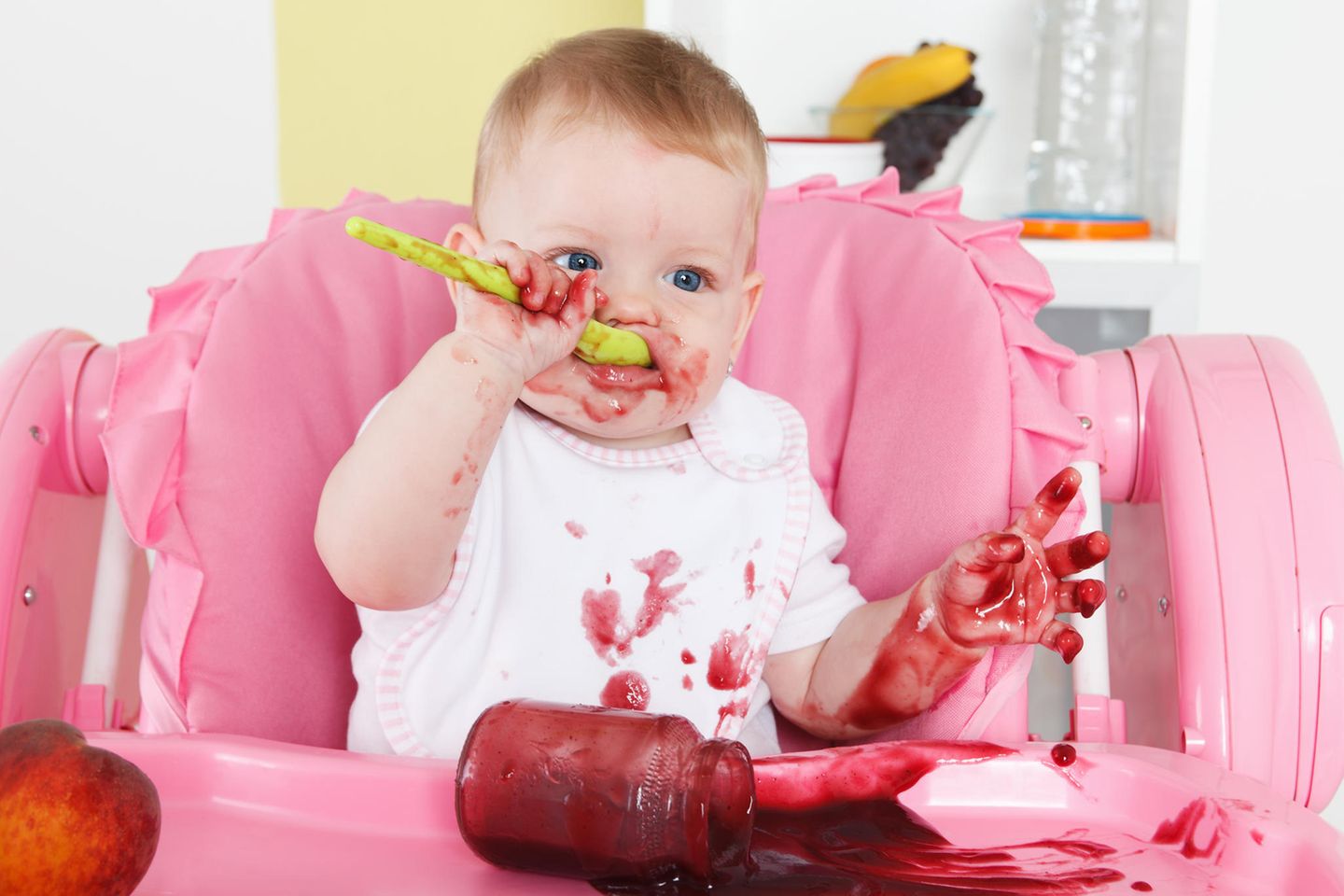 Baby isst Marmelade mit Löffel