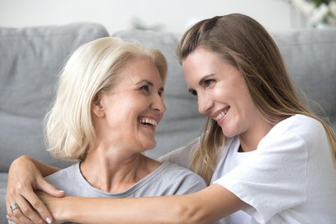 Junge Frau umarmt ihre Mutter