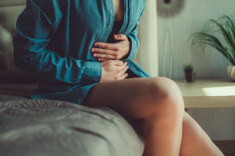 Ziehen im Unterleib: Frau hält sich den Bauch