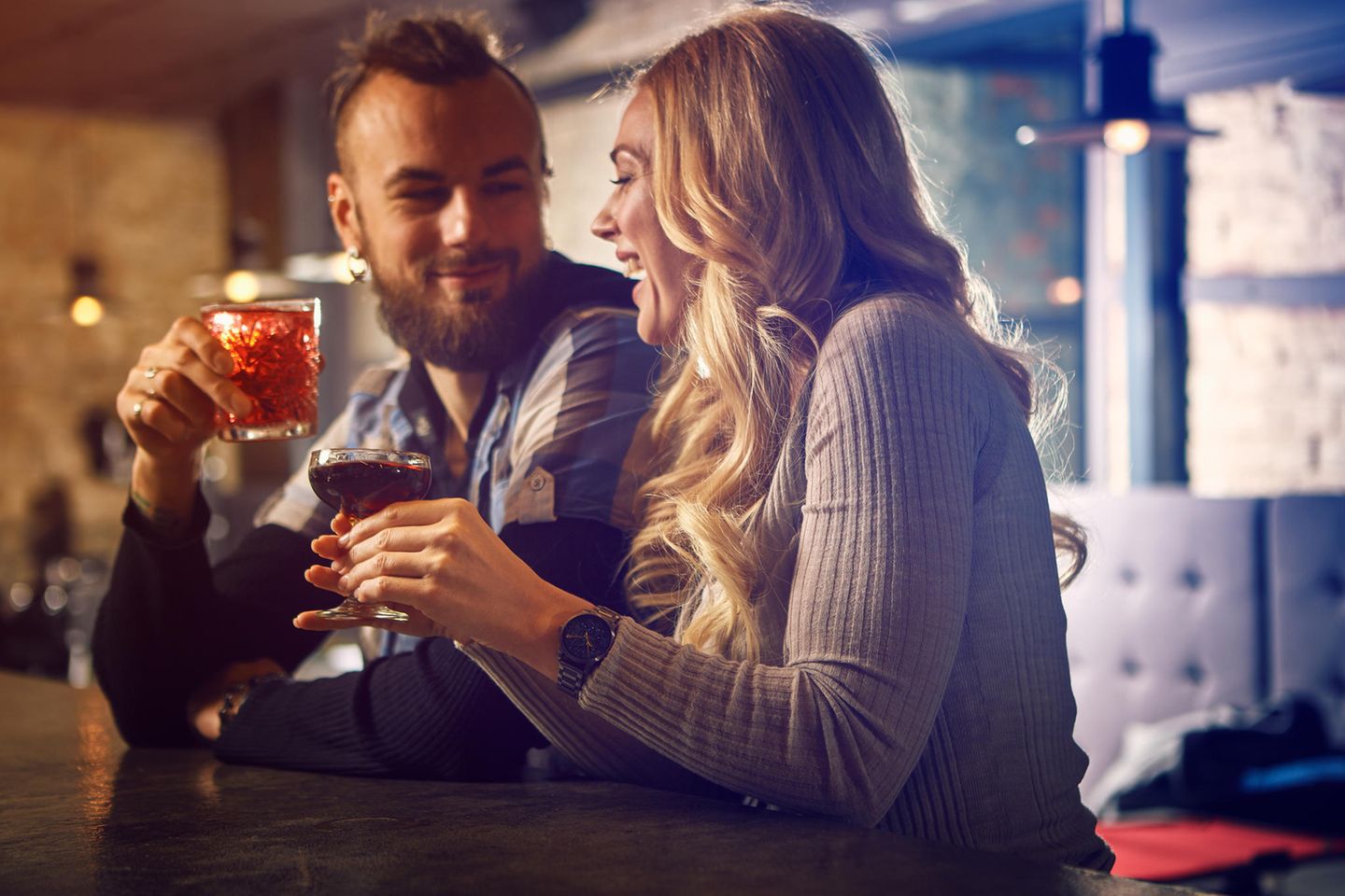 Mann und Frau flirten in Bar
