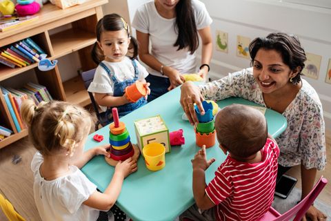 Wahl-O-Mat: Betreuerin in der Kita beim Spielen mit Kindern