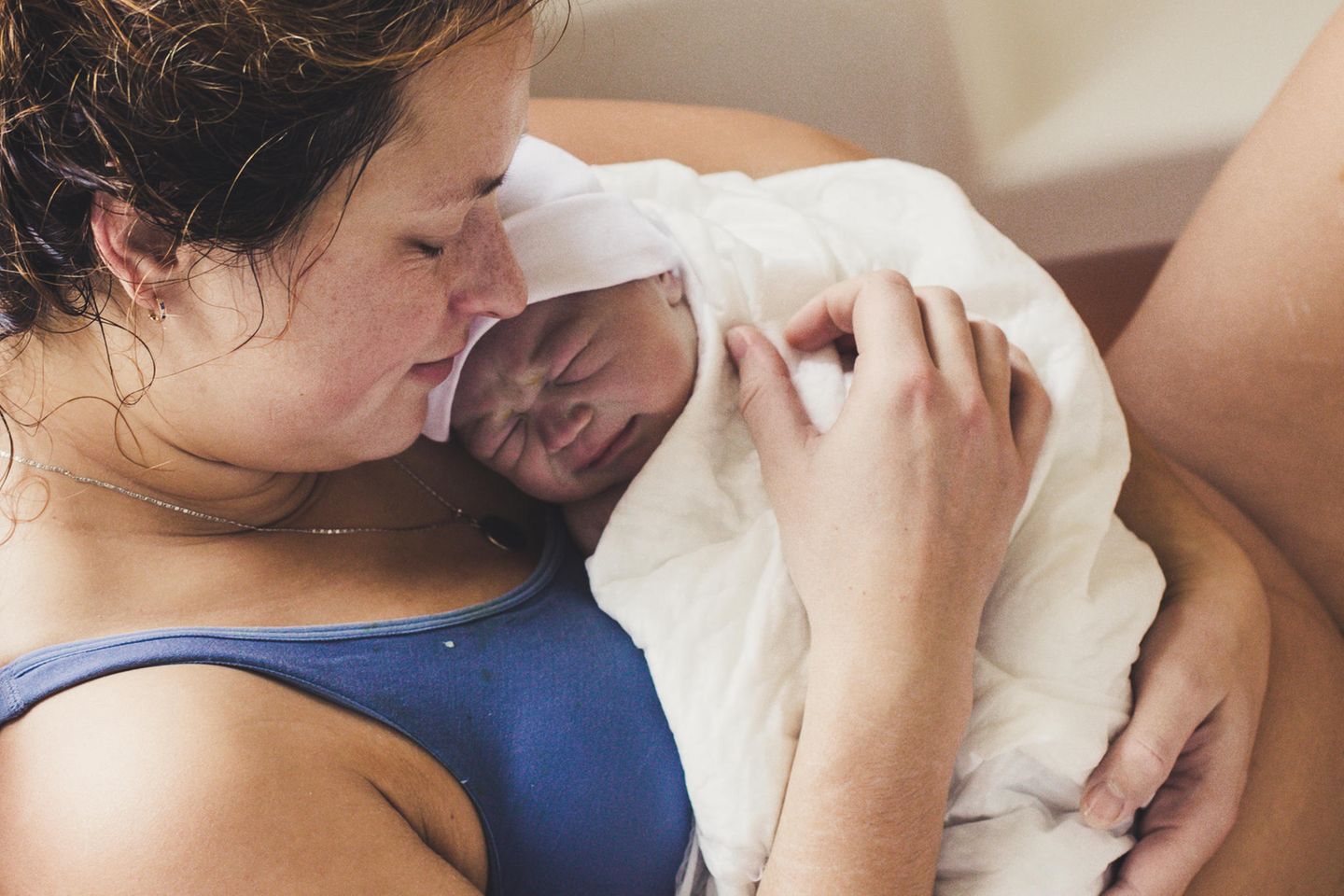 Ratschläge zur Geburt: Frau hält Baby im Arm