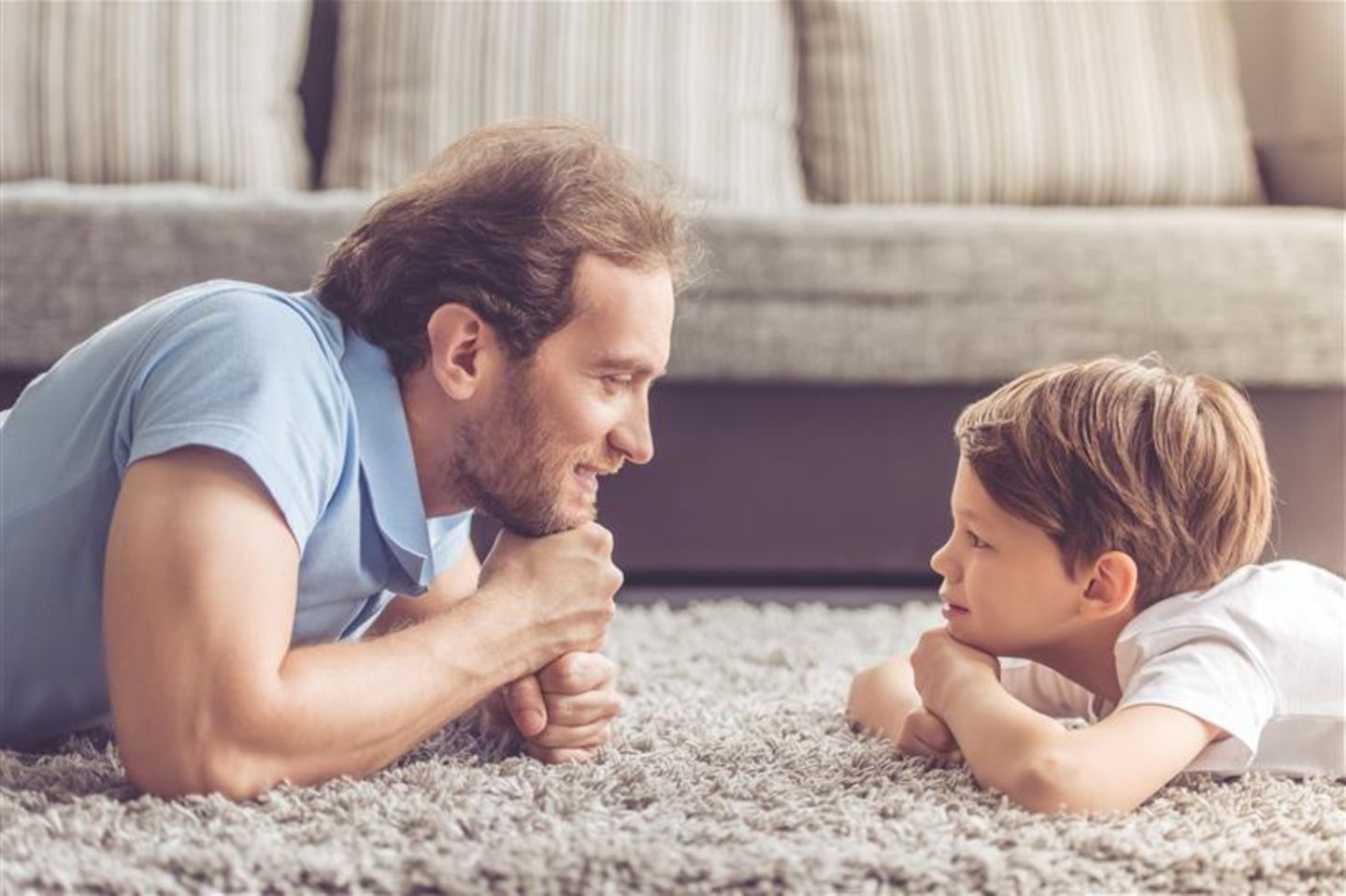 Persönlichkeitsmerkmale beim Kind: Vater und Sohn schauen sich an