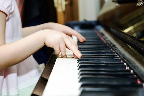 Junges Mädchen spielt Klavier