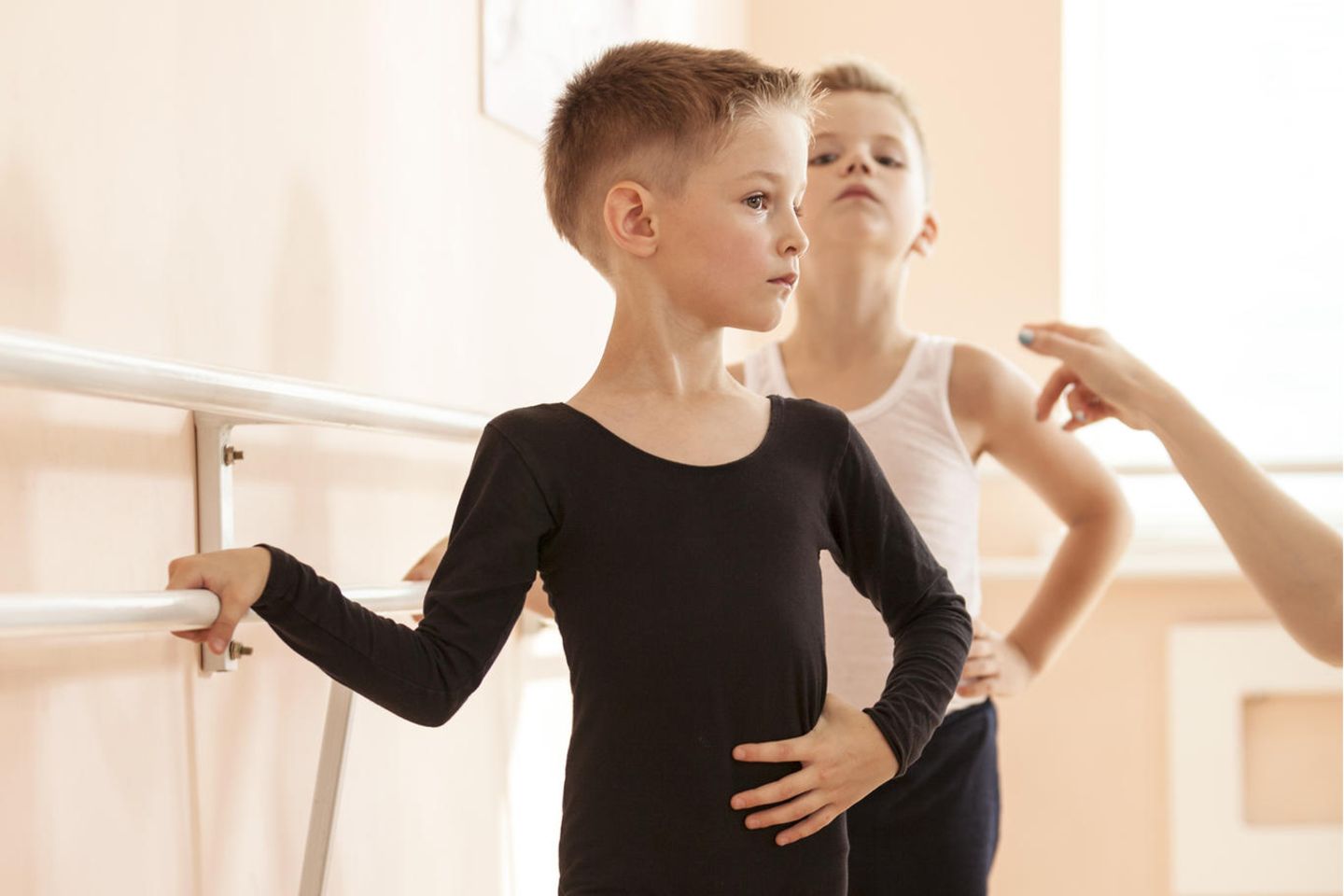 Zwei Jungen beim Ballett