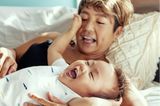 Postpartum Unfiltered: Baby lacht mit Mutter