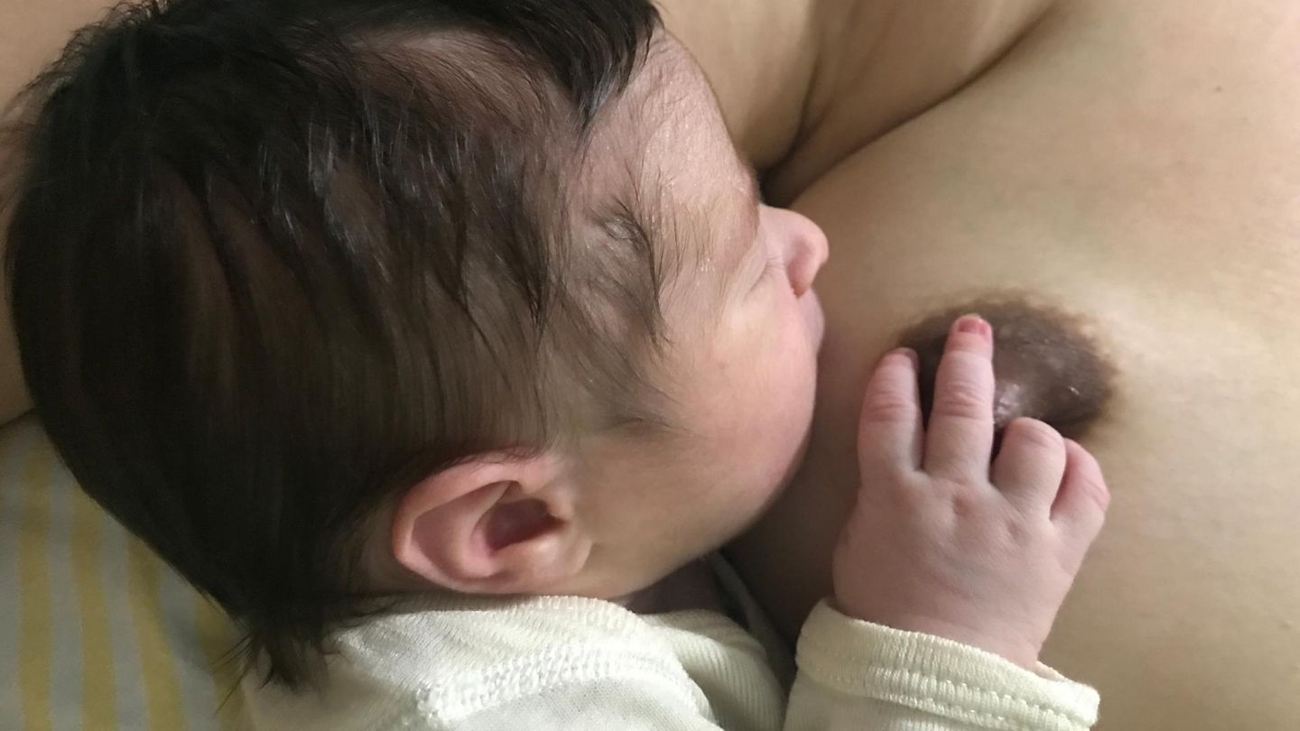 Postpartum Unfiltered: Baby an Brust