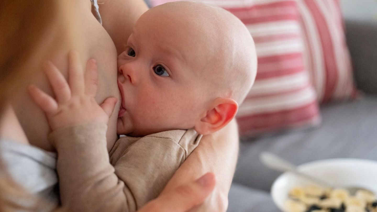 Postpartum Unfiltered: Babysaugt an Brust