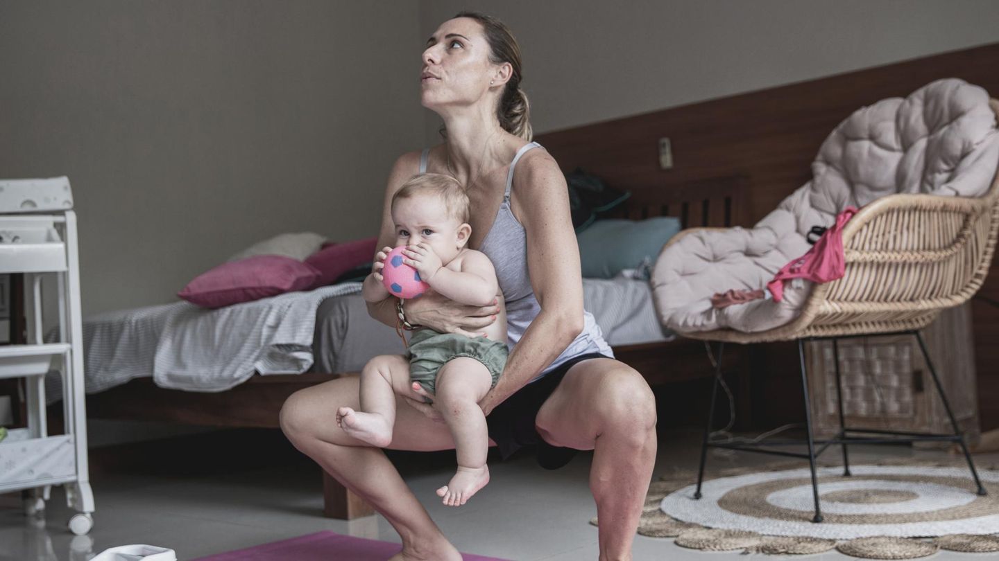 Postpartum Unfiltered: Frau macht Sport mit Baby